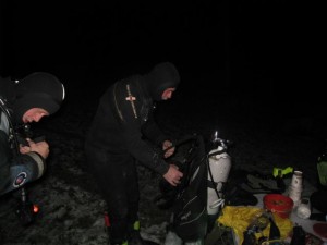 Rigging av utstyr før dykking   (Bilde Berit Kristiansen)